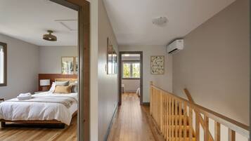 3 bedrooms, desk, iron/ironing board, travel crib