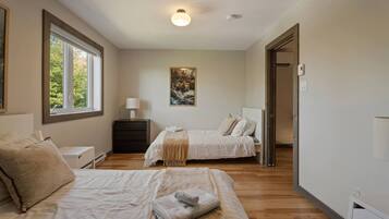 3 bedrooms, desk, iron/ironing board, travel crib