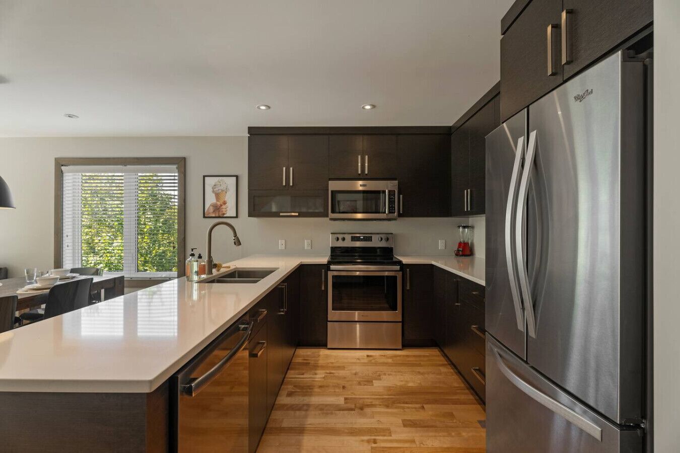 Refrigerador, microondas, horno y parrilla de estufa 