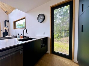 Interior - Fenêtres XXL Chalet NEUF | Spa • Pit à feu • Foyer (Mont-Tremblant)