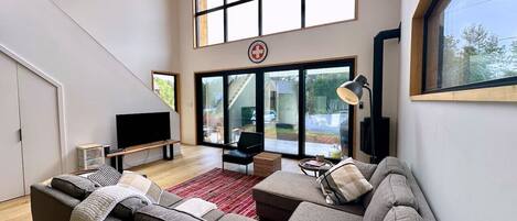 تلفزيون ذكي، مدفأة، كُتُب