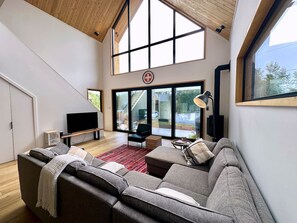 Smart TV, fireplace, books - Fenêtres XXL Chalet NEUF | Spa • Pit à feu • Foyer (Mont-Tremblant)