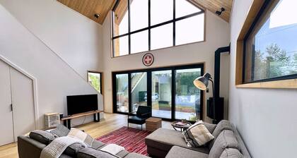 FenĂȘtres XXL Chalet NEUF | Spa âą Pit Ă feu âą Foyer