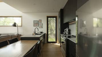 Frigorífico, microondas, horno y placa de cocina