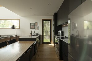 Wasserkocher mit Kaffee-/Teezubehör, Kühlschrank, Mikrowelle, Ofen