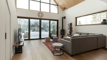 Älytelevisio, takka, kirjoja