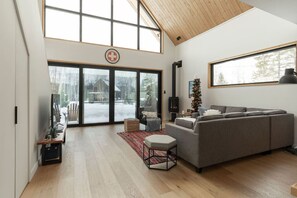 Smart TV, caminetto, libri