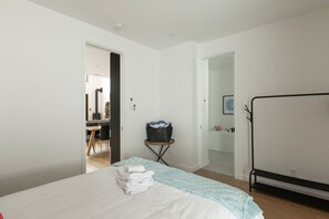 Bedroom - XXL Windows | Hottub • 8 min Tremblant • Fireplace (Mont-Tremblant)