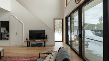 智能電視、壁爐、書籍