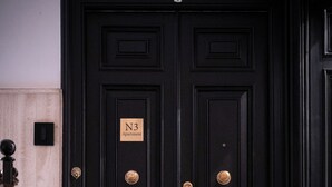 Una puerta doble negra con felpudo, timbre y letrero que indica "Apartment N3".