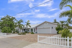 Exterior - Blue Tides by Beach Boutique Rentals (Holmes Beach)
