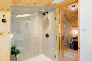 Douche, séchoir à cheveux, serviettes fournies
