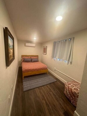 2 habitaciones, tabla de planchar con plancha, wifi y ropa de cama 