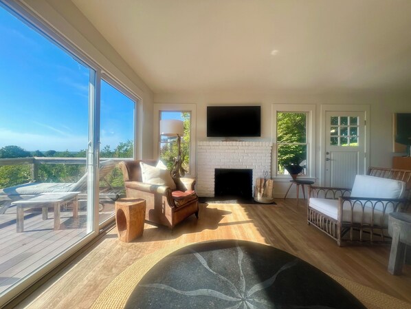 Smart TV, fireplace
