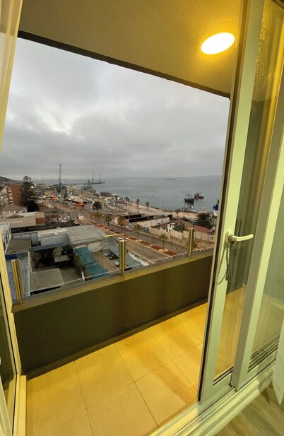 Ocean view apartment minutes from the terminal and the beach