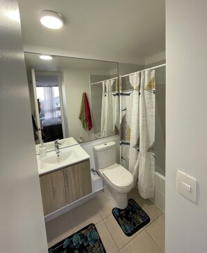Séchoir à cheveux, serviettes fournies, savon, papier de toilette