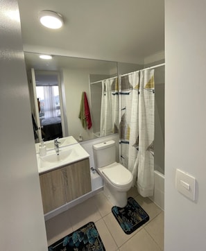 Séchoir à cheveux, serviettes fournies, savon, papier de toilette