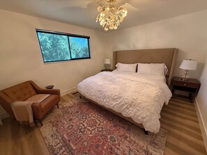 3 slaapkamers, een bureau, een strijkplank/strijkijzer, gratis wifi