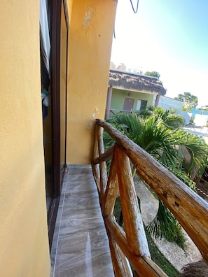 Deluxe-Suite, Balkon, Gartenblick | Wohnbereich | Computerbildschirme