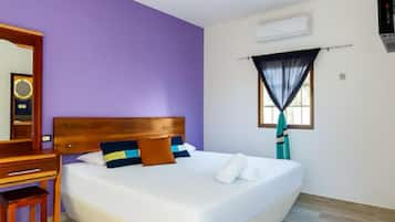 Habitación junior, vista al jardín | Tabla de planchar con plancha y wifi gratis