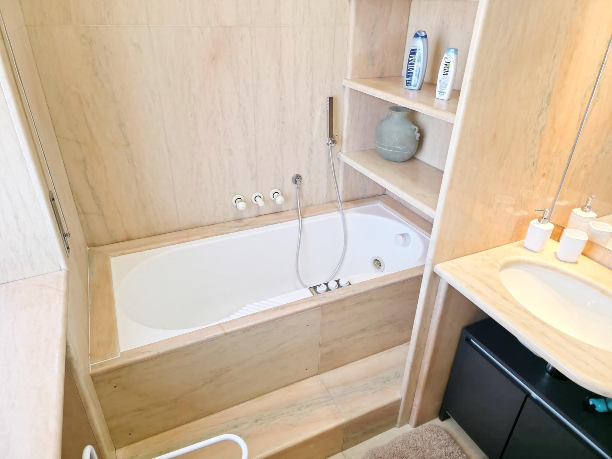 Haartrockner, Bidet, Handtücher, Toilettenpapier