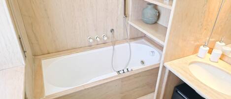 Haartrockner, Bidet, Handtücher, Toilettenpapier