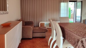 Une chambre d’hôtel avec un lit, un bureau, une chaise et un canapé.