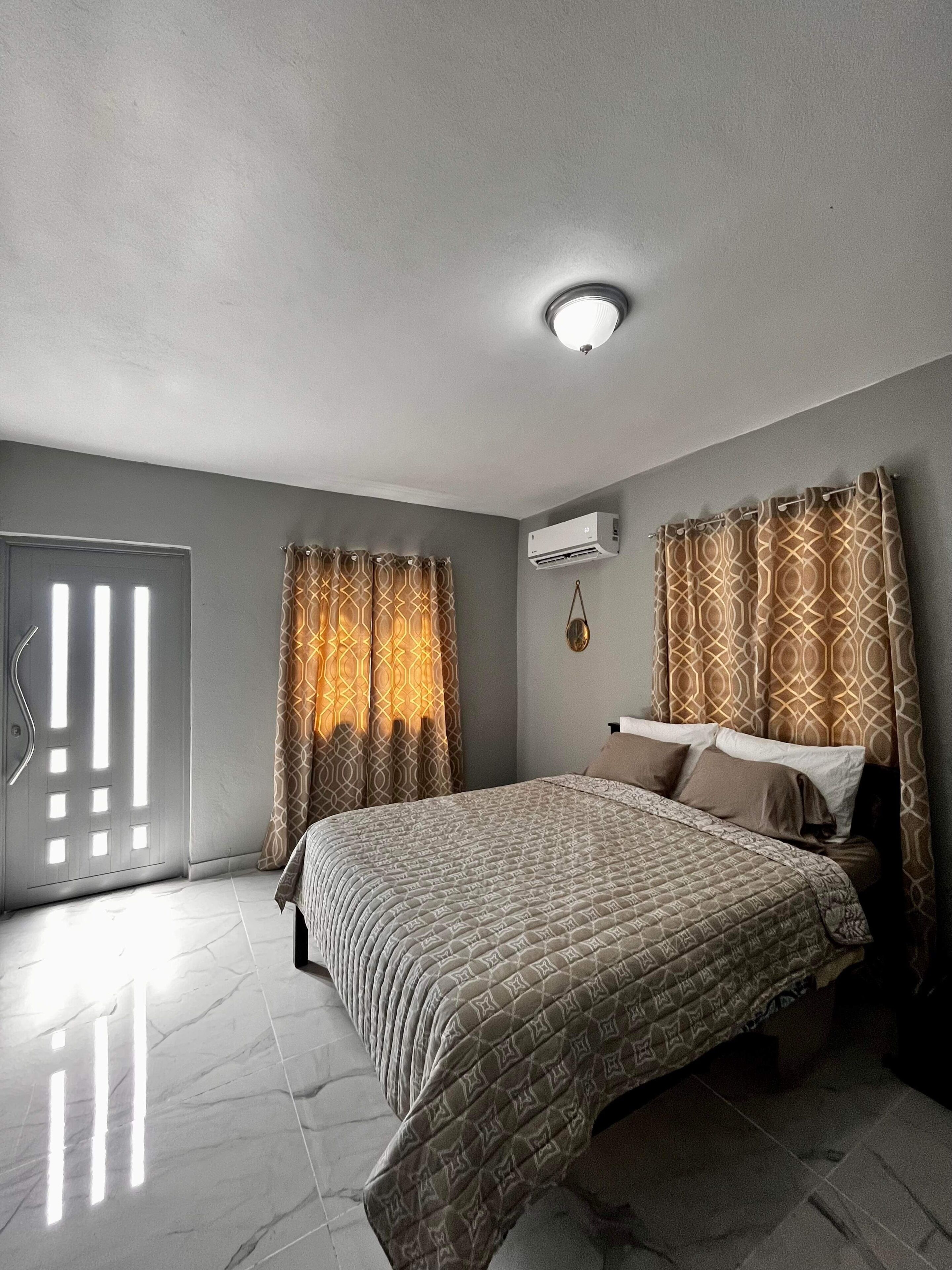 3 habitaciones, tabla de planchar con plancha y ropa de cama 