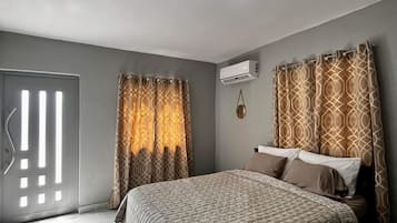 3 habitaciones, tabla de planchar con plancha y ropa de cama