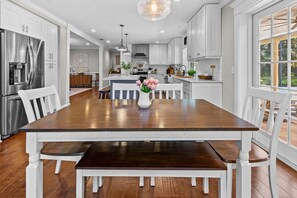 Dining - 4/3 with pool NW Gainesville (Gainesville)