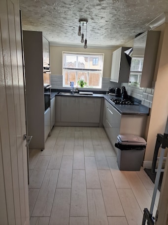 Microwave, oven, stovetop, dishwasher. Family friendly holiday home