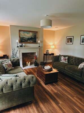 TV, fireplace - Stunning Georgian country retreat with countryside views of the Braid Valley (Broughshane)