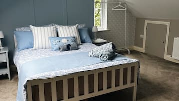 5 bedrooms, iron/ironing board, WiFi, bed sheets