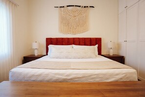 2 bedrooms, iron/ironing board, internet, bed sheets