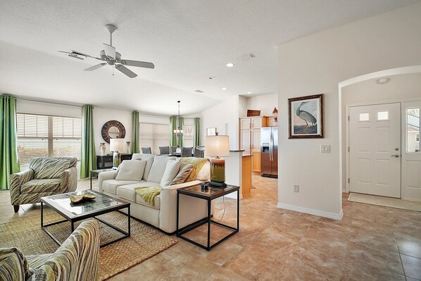 Smart TV, books, printers - Charming 3-bedroom villa walking distance to Lake Sumter Sq Golf Cart included (The Villages)