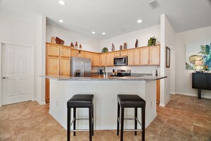 Fridge, microwave, oven, stovetop - Charming 3-bedroom villa walking distance to Lake Sumter Sq Golf Cart included (The Villages)