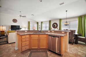 Interior - Charming 3-bedroom villa walking distance to Lake Sumter Sq Golf Cart included (The Villages)