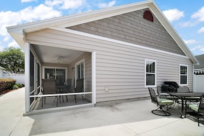 Outdoor dining - Charming 3-bedroom villa walking distance to Lake Sumter Sq  Golf Cart included (The Villages)