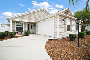 Exterior - Charming 3-bedroom villa walking distance to Lake Sumter Sq Golf Cart included (The Villages)