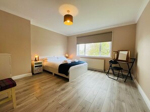 3 Schlafzimmer, Schreibtisch, Reisekinderbett, kostenloses WLAN