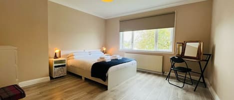 3 bedrooms, desk, travel cot, free WiFi