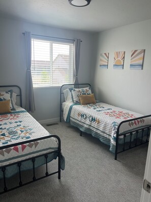 4 bedrooms, desk, iron/ironing board, travel cot - Meridian Sunset views w/playroom and private HOT TUB (Meridian)