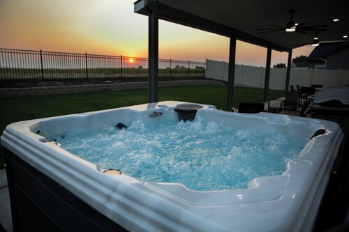 Meridian Sunset views w/playroom and private HOT TUB