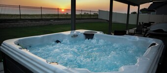 Meridian Sunset views w/playroom and private HOT TUB