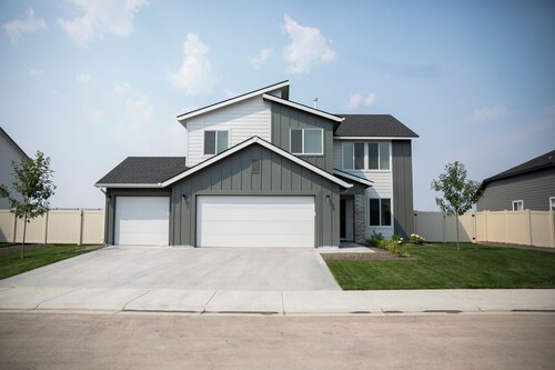 Meridian Sunset views w/playroom and private HOT TUB