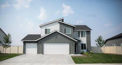 Meridian Sunset views w/playroom and private HOT TUB