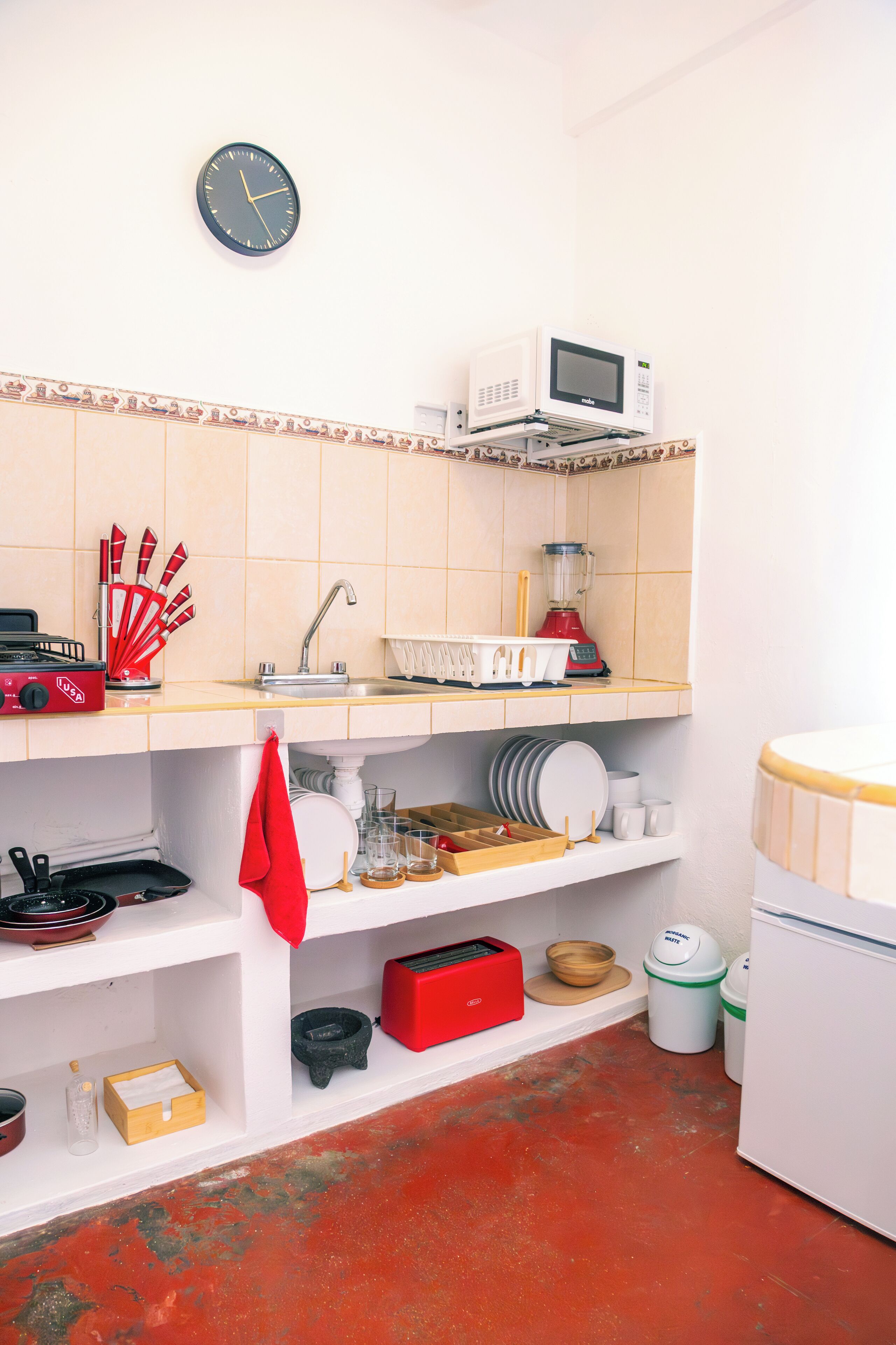 Frigorífic, microones, placa de cuina i cafetera i tetera 