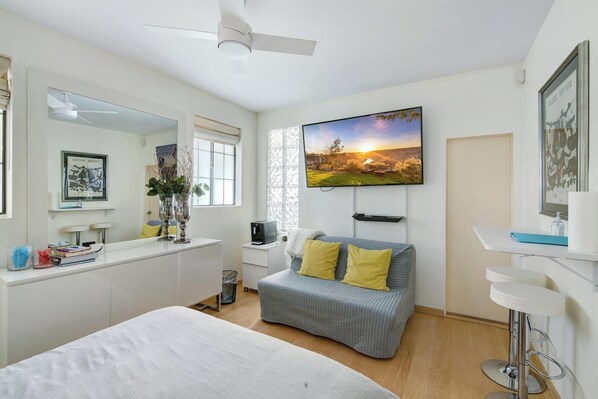 5 bedrooms, iron/ironing board, Internet, bed sheets