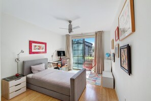 5 bedrooms, iron/ironing board, internet, bed sheets