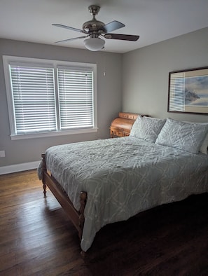 4 bedrooms, iron/ironing board, WiFi, bed sheets